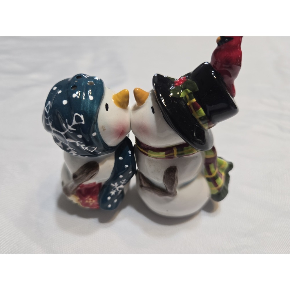 Cracker Barrel Magnetic Kissing Snowmen Winter Holiday Salt & Pepper Shakers
